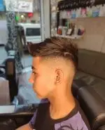 جدیدترین مدل موی سایه روشن یا فید مردانه بسیار شیک و مدرن اجرا شده روی سر مشتری جوان در سالن آرایشگاه و پیرایش