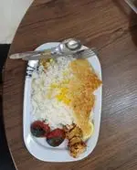 لذت طعم اصیل ایرانی با کترینگ رادمز: چلو جوجه کباب، برنج زعفرانی، ته دیگ ترد و گوجه کبابی تازه برای ناهار و شام.