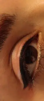 نمونه کار تاتو خط چشم دائم و بن مژه مینیاتوری بسیار ظریف و طبیعی برای کشیده‌تر و زیباتر نشان دادن چشم‌ها در سالن تخصصی