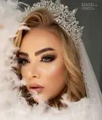 مدلینگ عروس با میکاپ جذاب و خاص سالن تخصصی روبی رژ(سرخ گون)، تاج شیک و تور سفید. آرایش چشم دودی و پوست درخشان.