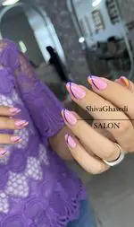 کاشت و طراحی ناخن فرنچ بادامی بنفش و نارنجی با خط مشکی، جدیدترین مدل مانیکور در سالن تخصصی ناخن شیوا.