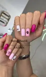 سالن تخصصی ناخن شیوا: مانیکور و کاشت ناخن با طراحی‌های فانتزی دخترانه، لاک صورتی، سفید و سرخابی با طرح گربه و قلب.