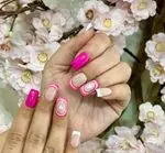 طراحی ناخن ژلیش صورتی پررنگ و فرنچ اکلیلی با طرح قلب و فلش در سالن تخصصی ناخن زهرا نریمان. بهترین انتخاب برای کاشت ناخن شیک و جذاب.