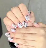 ناخن‌های زیبا با طرح مرمری خیره‌کننده (سفید، مشکی، طلایی)؛ هنر مانیکور سالن تخصصی ناخن زهرا نریمان.