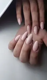 طراحی و کاشت ناخن بادامی با لاک ژل نود و صورتی ملایم براق، مدل مانیکور شیک و ساده دخترانه مناسب برای ایده کاشت ناخن جدید