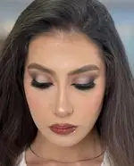 سالن زیبایی آلما: مدل میکاپ و گریم صورت شیک با آرایش چشم دودی، مژه‌های پرپشت، رژ لب جذاب و خط لب دقیق برای مشتریان.