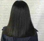 مدل موی صاف و براق مشکی در سالن زیبایی آلما، با بافتی زیبا و درخشان، مناسب برای هر استایلی.