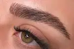 ابرو و مژه‌های زیبا پس از لیفت و لمینت ابرو و اکستنشن مژه در سالن زیبایی پرسفید. تخصصی‌ترین خدمات زیبایی.