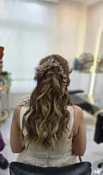 مدل موی مجلسی بلند و مواج با هایلایت و اکسسوری درخشان، خدمات شینیون و زیبایی در سالن آرایش و زیبایی رویا.