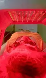 خدمات تخصصی نور درمانی LED قرمز برای جوانسازی، بهبود کلاژن سازی و رفع مشکلات پوستی در سالن آرایش و زیبایی رویا.