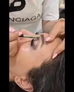 زیباسازی و طراحی حرفه‌ای ابرو برای مشتریان عزیز در سالن آرایش و زیبایی رویا. خدمات تخصصی با کیفیت بالا و ماندگار.