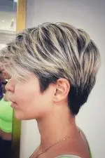 کوتاهی موی زنانه پیکسی جدید با هایلایت بلوند و ریشه تیره، مدل موی کوتاه دو رنگ برای خانم ها در سالن آرایش و زیبایی رویا.