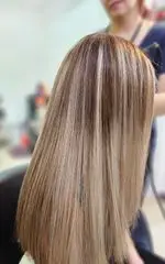 نمونه هایلایت موی زیبا با رگه های بلوند و قهوه‌ای در سالن آرایش و زیبایی رویا، برای داشتن موهایی درخشان و جذاب.