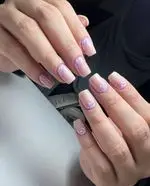 طراحی ناخن شیک با طرح گرادیانت صورتی و اکلیلی در سالن زیبایی ملکه شادلی | خدمات تخصصی ناخن و عروس