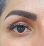 تصویر جذاب کاشت و اکستنشن مژه والیوم با کیفیت بالا توسط متخصصین فاموژه. ارائه بهترین خدمات زیبایی چشم و مژه.