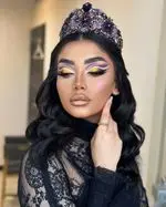 میکاپ فشن و گریم حرفه‌ای توسط سالن زیبایی آزیتا امیری با تاج بنفش، آرایش چشم خاص زرد و بنفش و لب‌های نود شیک.