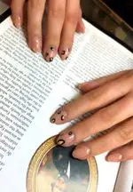 کاشت ناخن ژل نود با طراحی پلنگی طلایی و مشکی در سالن زیبایی آزیتا امیری، مانیکور لوکس و جذاب برای دست‌های شما.