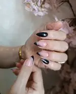 جدیدترین طراحی ناخن بادامی در سالن تخصصی ناخن مانیل؛ کاشت ژل مشکی، فرنچ اکلیلی و بیس صورتی. زیبایی ناخن‌های شما.
