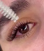 آموزش اکستنشن مژه، لیفت مژه و ابرو مریم صادقی: خدمات تخصصی و آموزش حرفه‌ای در زمینه زیبایی مژه و ابرو.