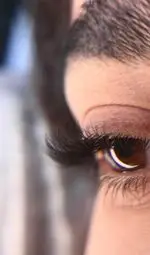 آموزش و خدمات تخصصی اکستنشن مژه، لیفت مژه و ابرو توسط مریم صادقی، همراه با عکسی از نمای نزدیک چشم با مژه‌های پرپشت و مرتب.