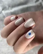 مانیکور و طراحی ناخن ترند چشم نظر با لاک ژل روشن و شیک در آرایشگاه زنانه آنا، ارائه بهترین خدمات ناخن.
