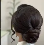 نمای پشت از مدل موی شینیون جمع و بسته قهوه ای تیره و براق با فر کنار صورت، مناسب عروس و مهمانی در آرایشگاه زنانه آنا.