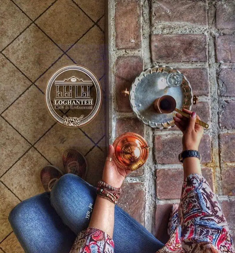 تجربه یک فنجان قهوه یا چای در فضای سنتی و دنج کافه لقانطه، با لوگوی LOGHANTEH Cafe & Restaurant و ظروف زیبای مسی.