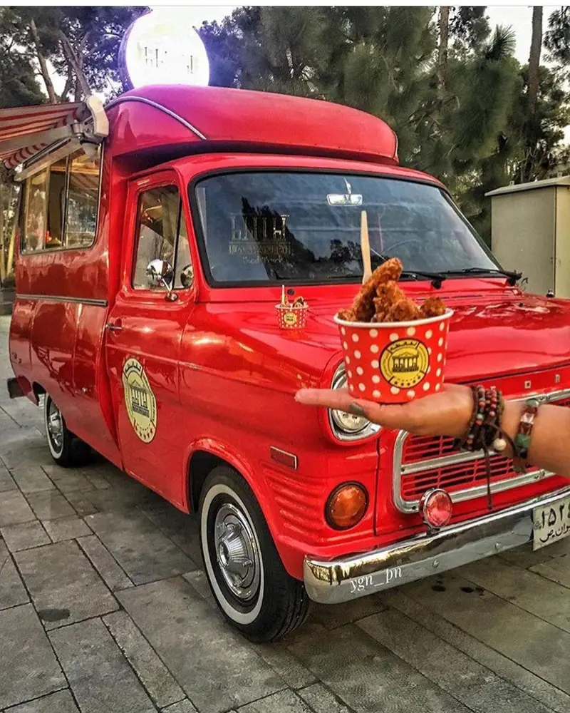 فودتراک جذاب و قرمز وینتج کافه لقانطه در تهران، با لوگوی معروف خود، مرغ سوخاری تازه و لذیذ را به مشتریان ارائه می‌دهد.