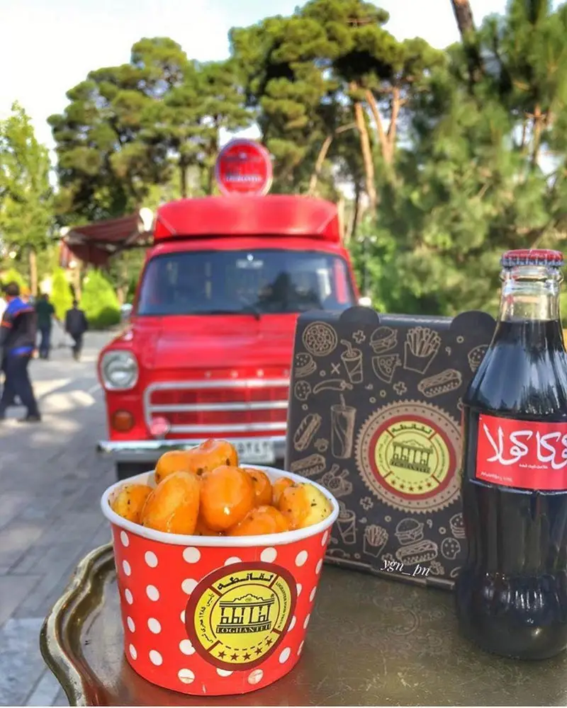 کافه لقانطه، فودتراک قرمز خود را در فضایی دلنشین به نمایش می‌گذارد. لقمه‌های شیرین و خوشمزه با نوشیدنی کوکاکولا و بسته‌بندی خاص.