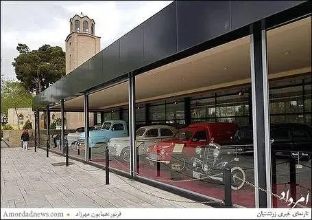 موزه خودروهای کلاسیک کافه لقانطه، نمایشگاهی دیدنی از ماشین‌های قدیمی در یک فضای مدرن با برج تاریخی در پس‌زمینه.