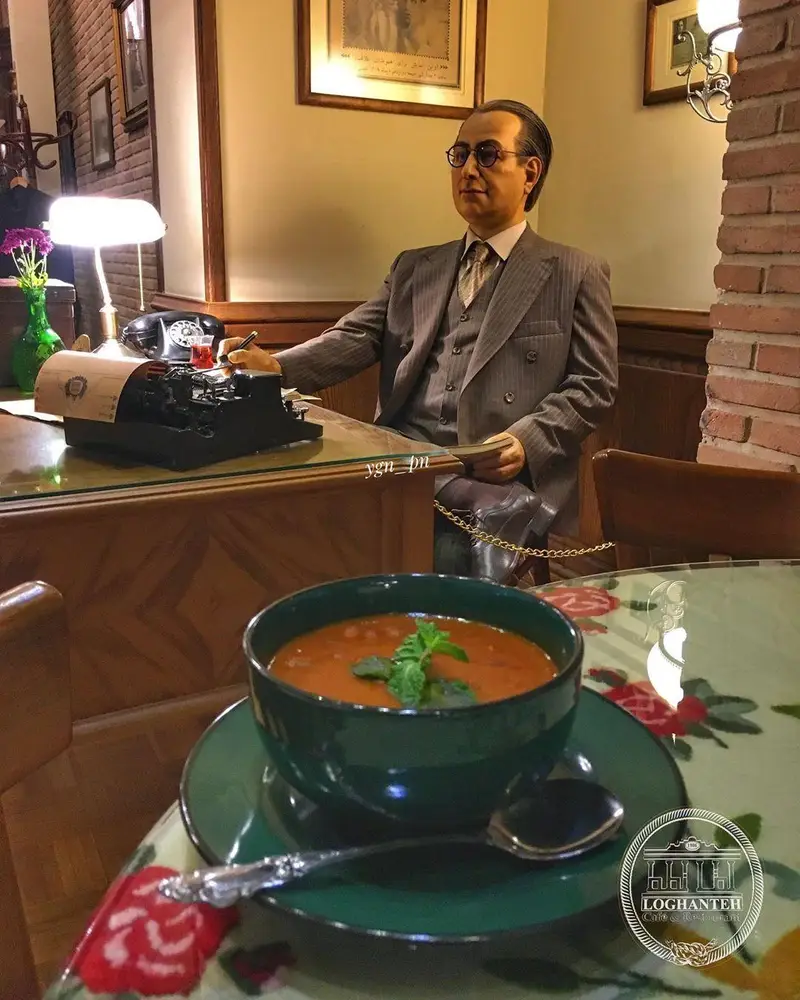 تصویری از فضای دلنشین کافه لقانطه، شامل مجسمه مومی مردی با لباس کلاسیک، میزی با سوپ خوش‌رنگ و دکوراسیون قدیمی رستوران.