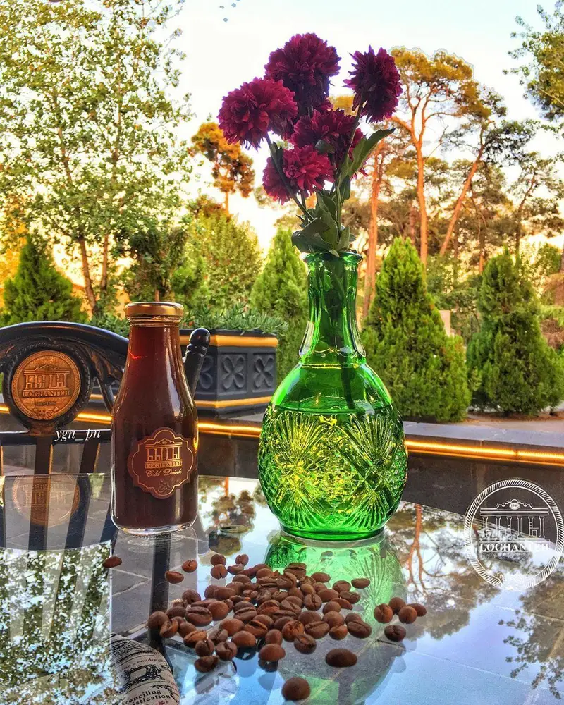 کافه لقانطه: تجربه نوشیدنی سرد قهوه در فضای باز و دلنشین کافه، همراه با گل‌های زیبا و دانه قهوه. مکانی ایده‌آل برای آرامش.