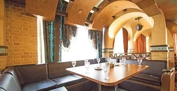 نمای داخلی رستوران ایرانی شهربانو، محیطی گرم و شیک با طاق‌های زیبا، پرده‌های سنتی و میزهای آماده برای پذیرایی مهمانان.