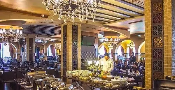 تصویری از فضای داخلی دلنشین و مجلل رستوران ایرانی شهربانو، با میز بوفه سلف سرویس حاوی انواع غذاهای اصیل و لذیذ ایرانی.