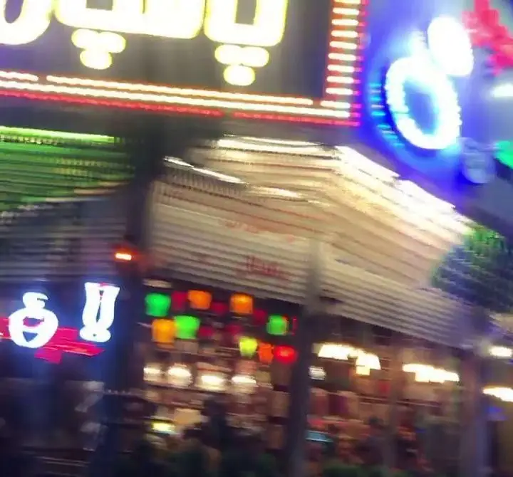 تصویری روشن و شبانه از ورودی رستوران جگر ذغالی پامچال، با تابلوهای نورانی و محیطی دلنشین برای تجربه طعم لذیذ جگر.