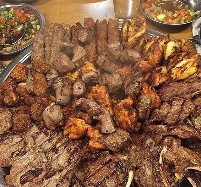 سینی عظیم کباب ذغالی و جگر پامچال؛ مجموعه‌ای بی‌نظیر از انواع گوشت گریل شده، مرغ و جگر کبابی داغ و لذیذ برای سفره ایرانی.
