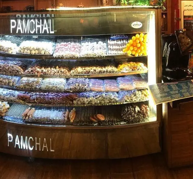 ویترین بزرگ و نورانی جگر ذغالی پامچال با نمایش انواع جگر، دل، قلوه و سایر کباب‌های تازه و آماده.