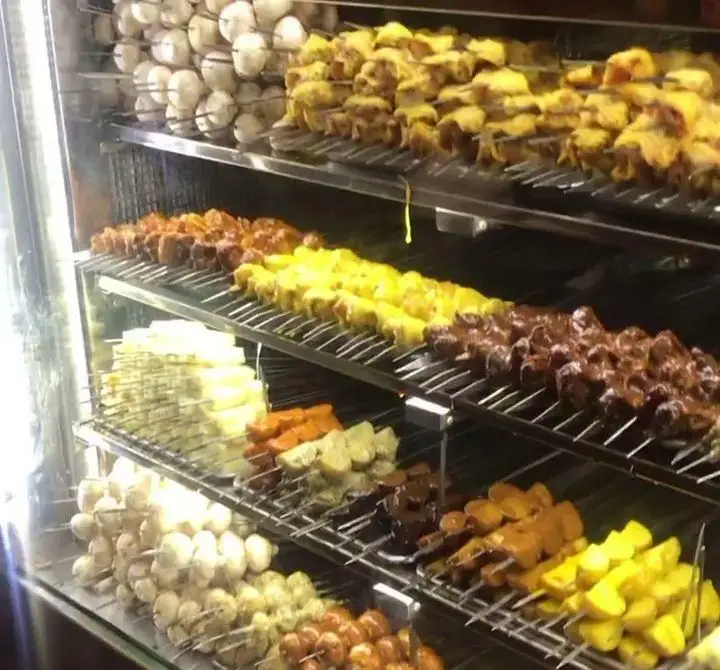 ویترین کامل و جذاب جگر ذغالی پامچال با انواع کباب جگر، دل، قلوه، قارچ، سیب‌زمینی و جوجه آماده پخت روی آتش ذغال.
