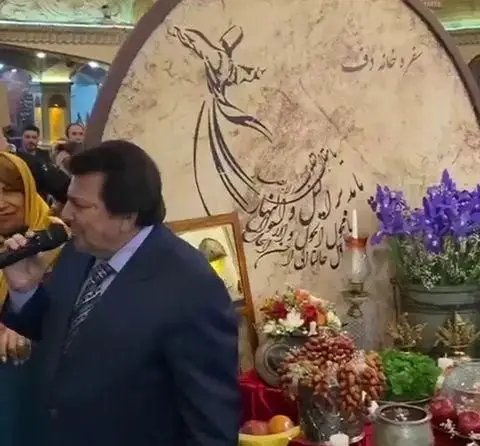 اجرای موسیقی زنده در سفره خانه سنتی دف. فضای اصیل ایرانی با دکوراسیون هنری سماع، خطاطی و سفره هفت سین زیبا.