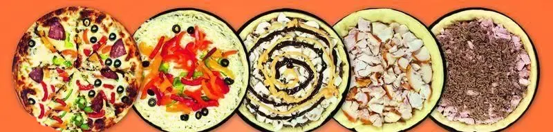 تصویر انواع پیتزا ارگانیک با مواد اولیه تازه: پیتزا پخته، سبزیجات، مرغ، گوشت و قارچ در مراحل آماده‌سازی.