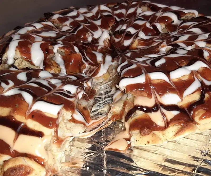 غذای فست فود ویژه ساندویچ سن سون، با تزئین هنری سس‌های خوش‌رنگ و لذیذ، انتخابی عالی برای تجربه‌ای متفاوت و به‌یادماندنی.