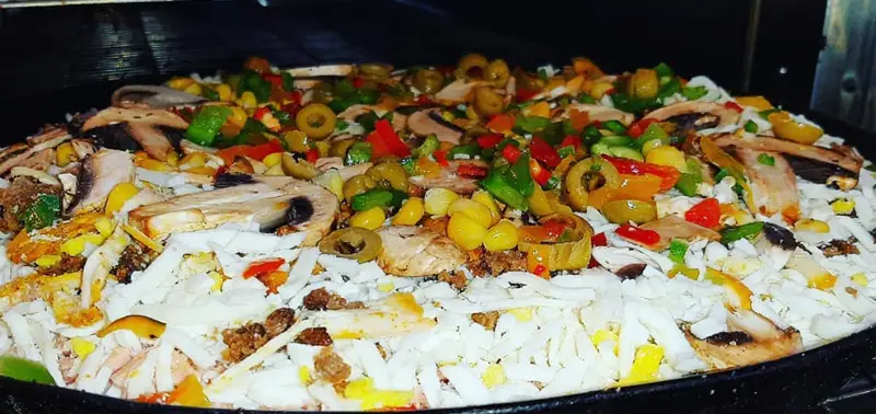 پیتزای پرمخلفات ساندویچ سن سون: ترکیبی از پنیر، قارچ، زیتون، فلفل دلمه رنگی و ذرت، آماده پخت و لذت. تجربه‌ای خوشمزه از سن سون.