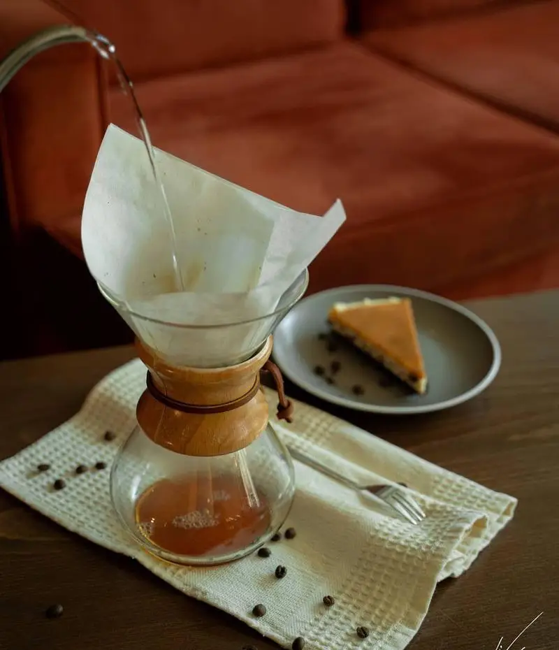 لحظات دلنشین کافه لیو: دم‌آوری قهوه تازه با کِمِکس، همراه کیک پاییزی خوشمزه و دانه‌های معطر قهوه.