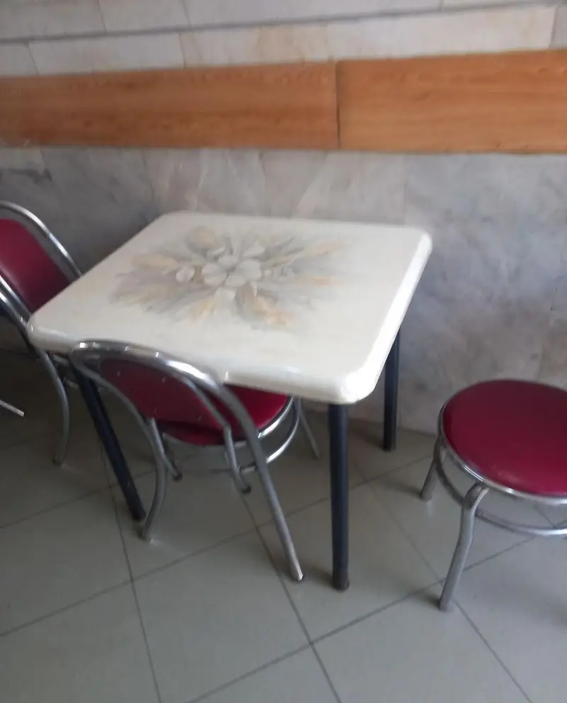 تصویری از فضای داخلی پیتزا یاران شامل میز و صندلی‌های قرمز، محیطی دنج و عالی برای لذت بردن از پیتزاهای تازه و خوش‌طعم.