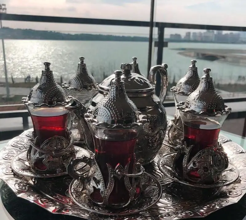 سرویس چای خوری نقره ای لوکس در کافه رستوران آنتیکا با منظره ای دلنشین از شهر و دریاچه. لحظاتی فراموش نشدنی را تجربه کنید.