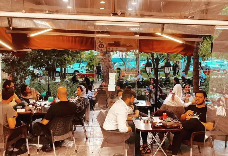 محیط شاداب و دوستانه آبمیوه و بستنی بهدونه، محلی دنج برای لذت بردن از نوشیدنی‌های خنک و بستنی با دوستان و خانواده.