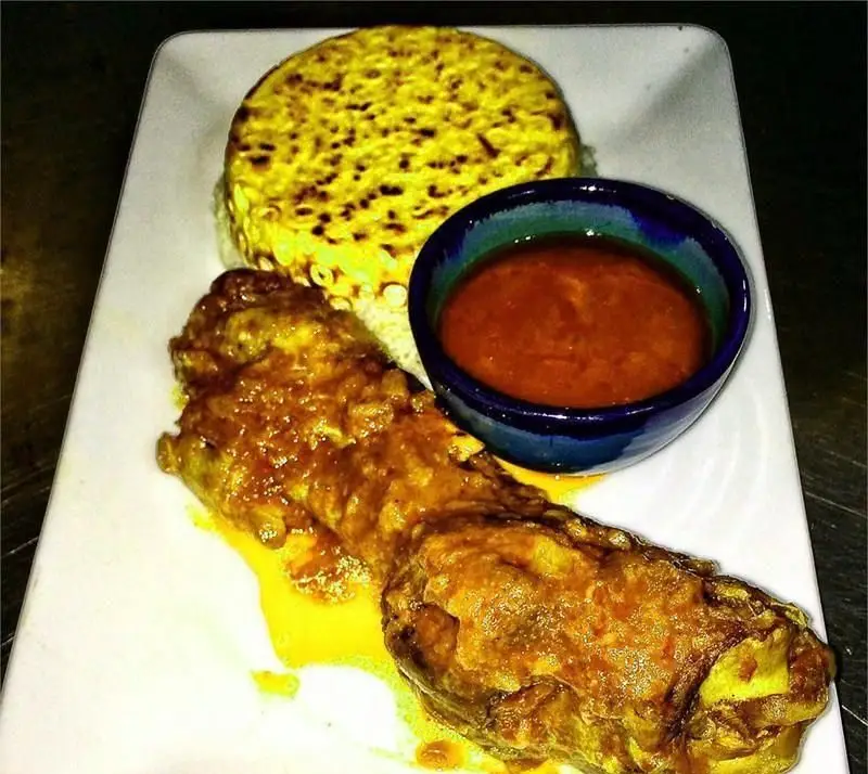 خوراک گوشت سنتی ایرانی با سس مخصوص، برنج زعفرانی و ته دیگ از رستوران دیگی تنوری، تجربه‌ای لذیذ از غذای اصیل.