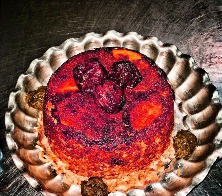 پلوی قالبی و خوشرنگ رستوران ایرانی دیگی تنوری با ته دیگ برشته، غذایی لذیذ و اصیل برای دوستداران طعم ایرانی.