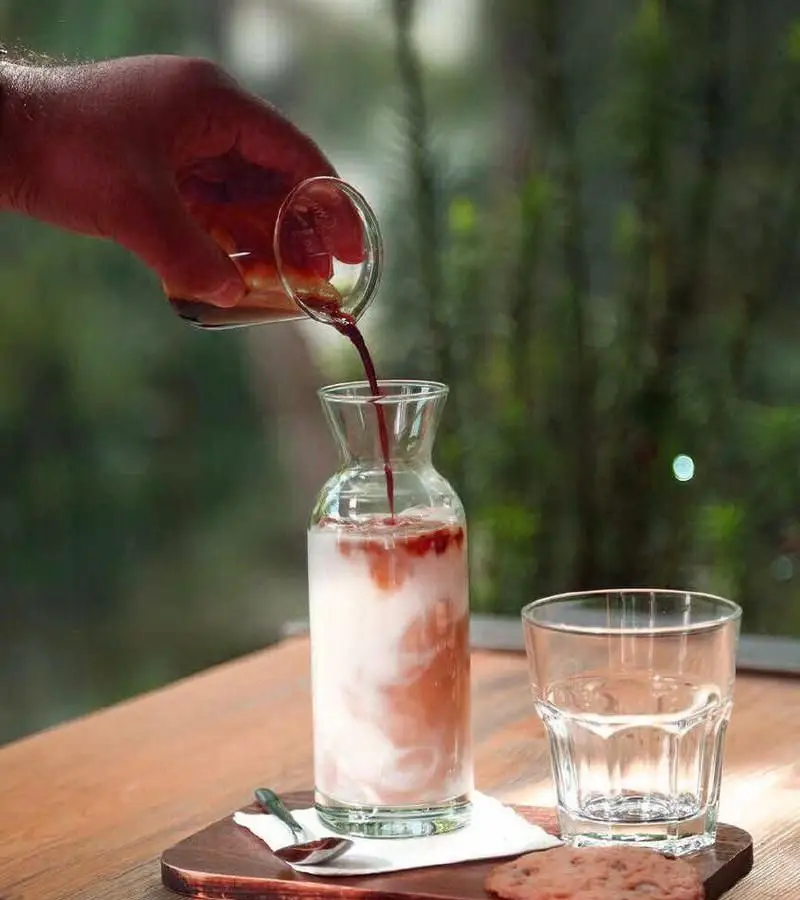 تصویری از آماده سازی هنرمندانه قهوه لاته سرد با شیر در کافی شاپ راندوو؛ لذت نوشیدنی های خاص و فضای دلنشین ما را تجربه کنید.