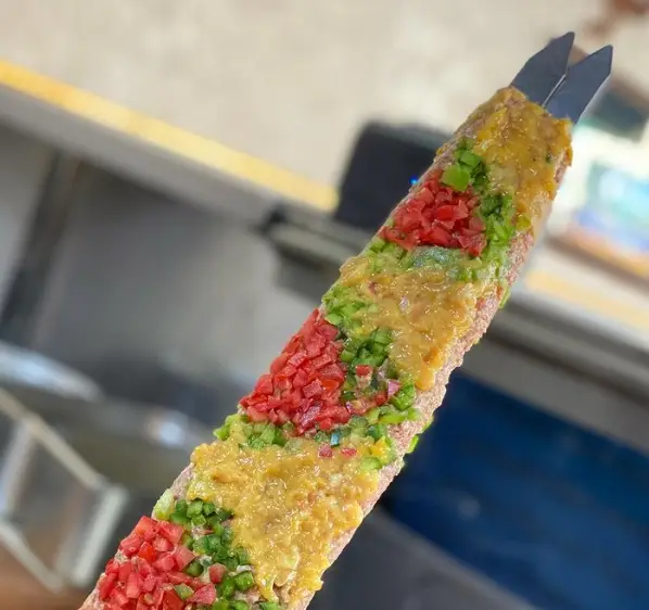 کباب لذیذ و مجلسی کترینگ کاراکو با تزئینات رنگارنگ گوجه، فلفل و سس مخصوص. گزینه عالی برای سفارش غذای مراسم و مهمانی‌ها.